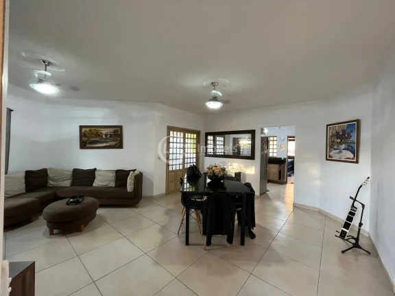 Imagem Linda casa de esquina - Casa espaçosa