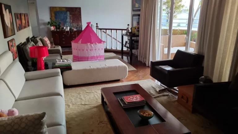 Imagem Linda cobertura de 321M² com 3 quartos e 2 suítes. Armários, varandas, ampla sala.