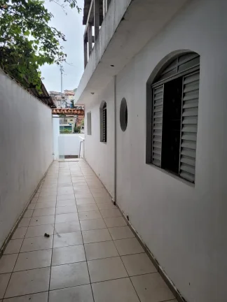 Imagem Casa em uma rua tranquila na Zona Norte - 100M² de área construída, 4 Dorms, 2 Vagas, Cozinha Ampla.