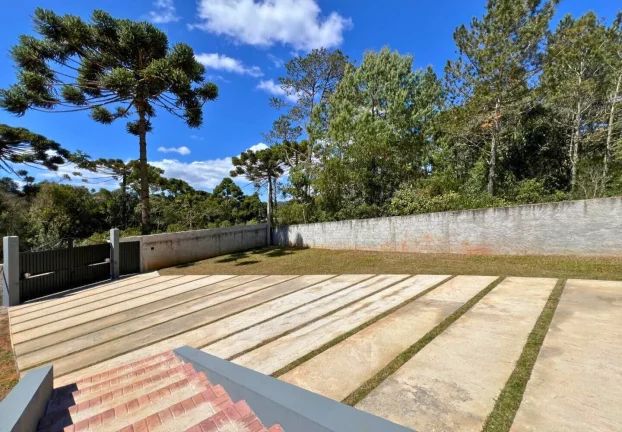 Imagem Refúgio Contemporâneo na Vila Siomara: Design, Terreno Plano e o Silêncio das Araucárias