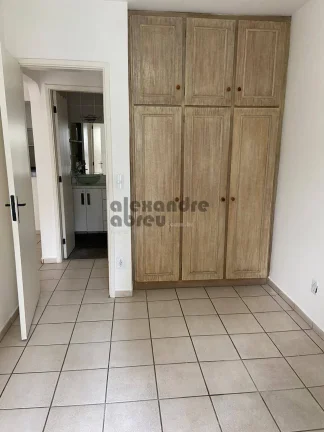 Imagem Apartamento em andar alto com piso em cerâmica branca, varanda na sala de estar e no dormitório, b...