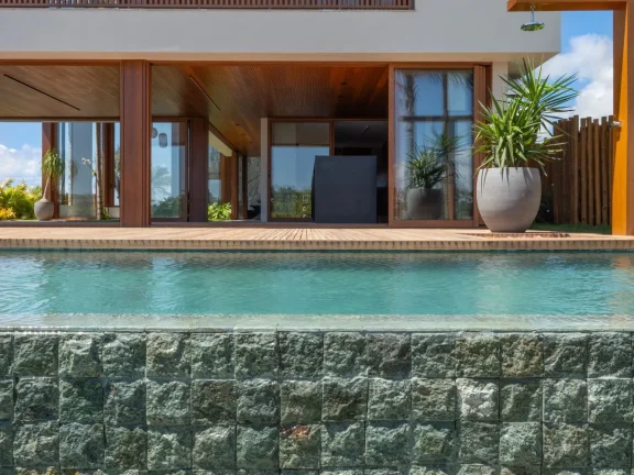 Imagem Casa em Condomínio à venda em Praia do Forte, Mata de São João - Churrasqueira, Piscina e Mobiliado