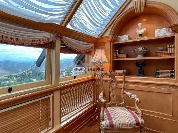 Imagem Apartamento à venda em Campos do Jordão: Vista panorâmica e estilo clássico