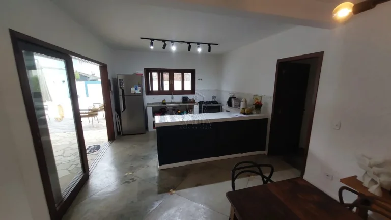 Casa em condomínio com segurança 24 horas localizado no Horto