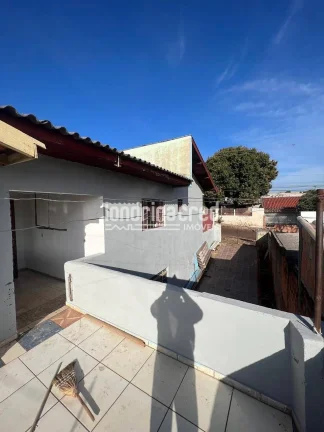 Imagem Casa ampla de 2 pisos, pronta para morar e escriturada! 4 quartos, 3 banheiros, área com vista para Londrina e dependência para reformas. Garagem inclusa!