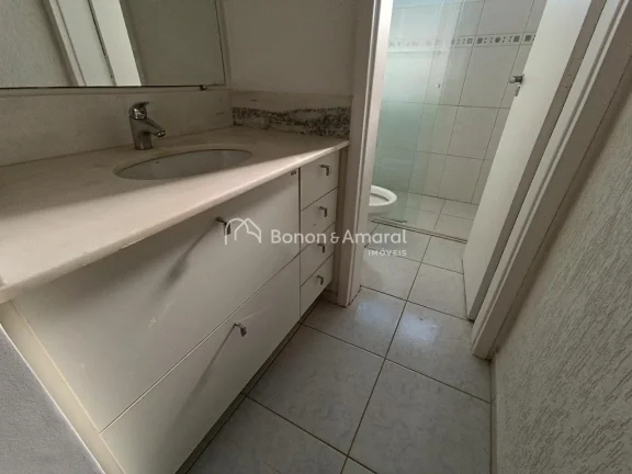 Imagem O imóvel conta com três dormitórios, sendo uma suíte, ampla sala para dois ambientes e garagem p...