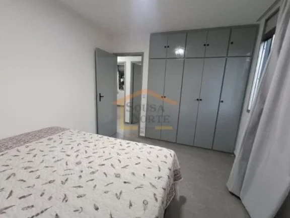 Imagem Apartamento recém-reformado com 82m², distribuído em sala ampla para 2 ambientes, 3 dormitórios,...