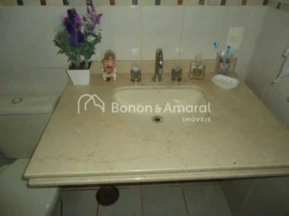 Imagem Belíssimo sobrado em condomínio de alto padrão. Planta bem distribuída com 4 quartos com armári...