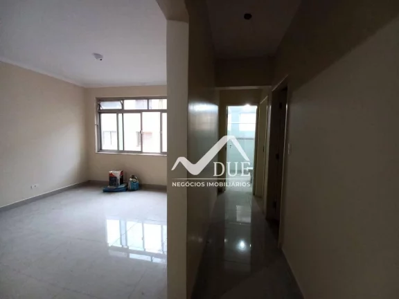 Imagem Apartamento 3 dormitórios, 2 banheiros, vaga demarcada, portaria, 100% reformado com 94m2 de áreà útil. Santos no Marapé próximo a Carvalho.