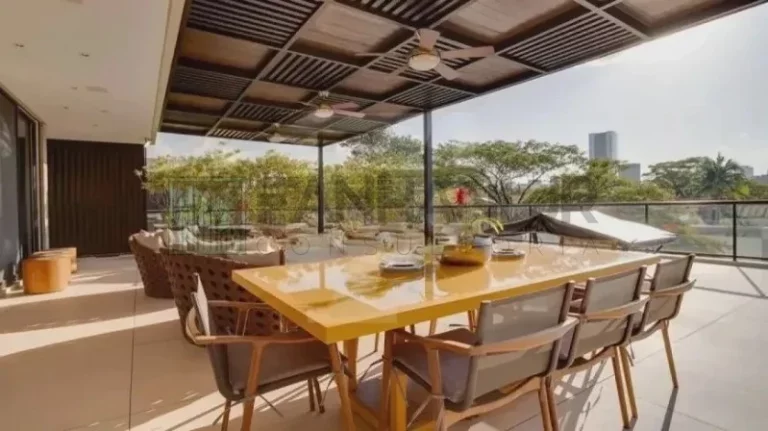 Imagem Descubra a verdadeira definição de luxo e sofisticação nesta deslumbrante casa no condomínio fechado do Jardim Europa. Com uma construção impecável de