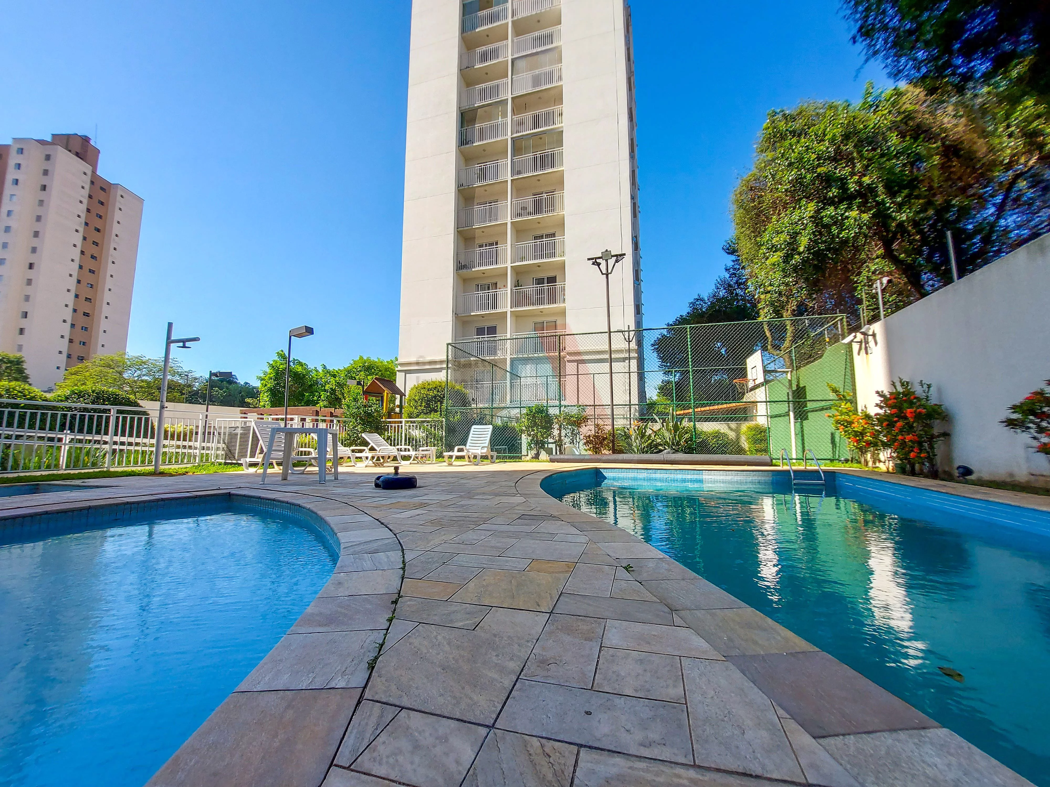 Apartamento com 3 dormitórios em condomínio Fechado, Vila Alzira em Santo A