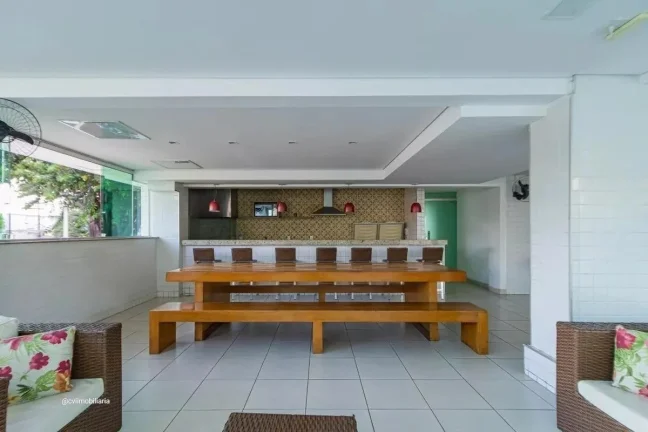 Imagem Este espaçoso apartamento de 167 metros quadrados oferece uma experiência de vida confortável e m...