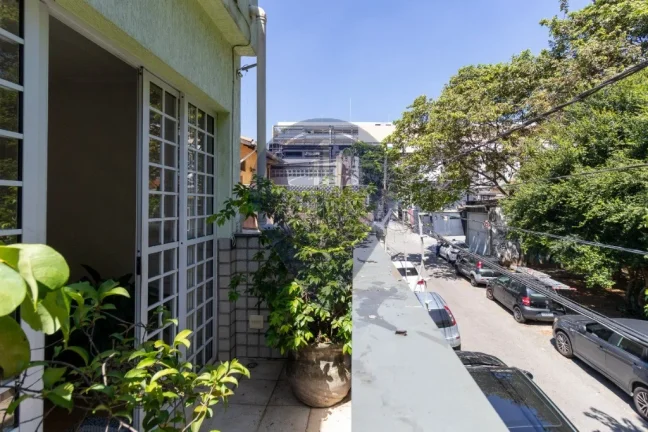 Imagem Casa de Luxo à Venda em Indianópolis, São Paulo-SP: 3 Quartos, 1 Suíte, 1 Sala, 4 Banheiros