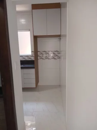 Imagem Sobrado de 2 quartos em condomínio para venda na Aviação, Praia Grande-SP: 1 banheiro, 1 vaga, 50,00 m².