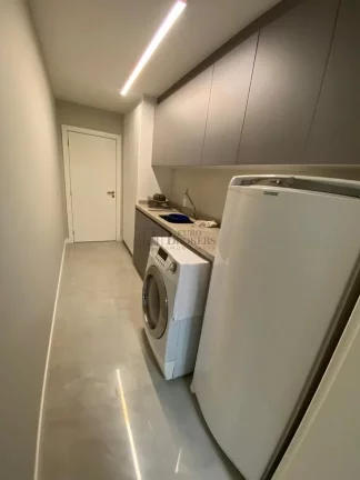 Imagem Apartamento com 4 dormitórios à venda em prédio Frente Mar no centro de Balneári
