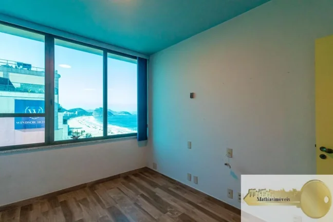 Imagem VENDA DIRETA - COBERTURA com 425m2 e vista panorâmica de 180º para a praia de Copacabana - Planta com 4 suítes, sendo 03 com closets - Aquecimento solar exclusivo e sistema de som embutido - CONDOMÍNIO R$ 5.860,00 - IPTU R$ 2.551,00