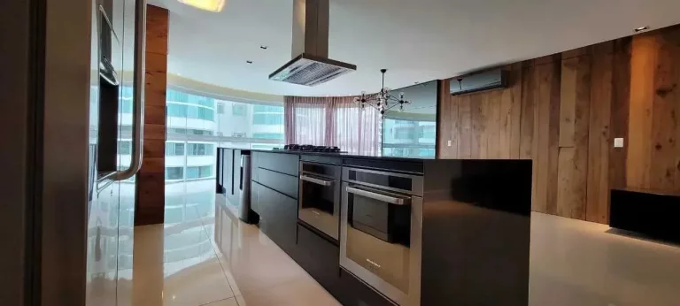Imagem Apartamento mobiliado em condomínio fechado com 3 dormitórios sendo 1 suíte e 2 vagas de garagem em Itajaí/SC