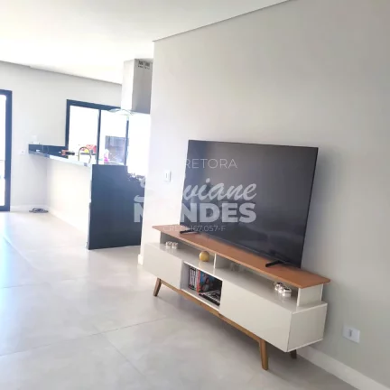 Imagem Lindo sobrado com 3 dorms (1 suíte) e piscina no condomínio Villágio Wanel