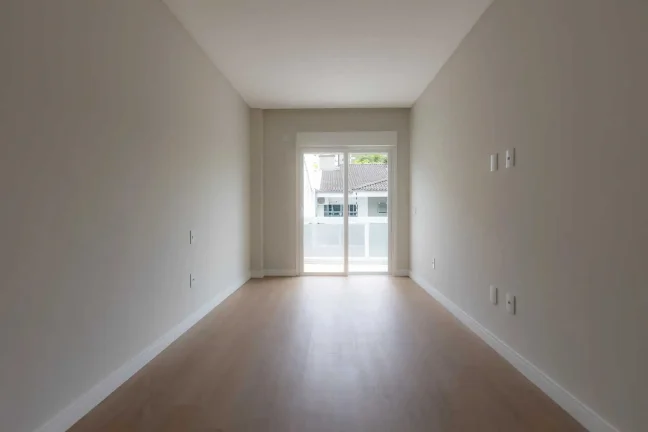 Imagem Sobrado Geminado, novo! Com 4 suítes e 2 vagas de garagem no Centro de Balneário Camboriú
