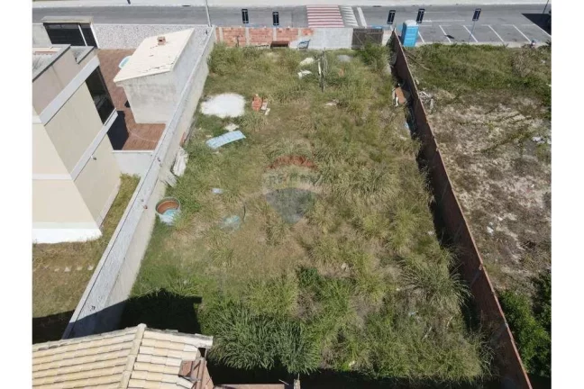 Imagem Terreno plano e murado de frente para o mar na barra de Maricá.