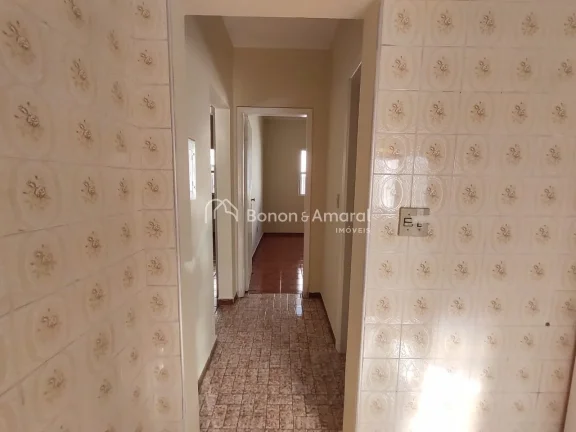 Imagem Casa da frente com 2 dormitórios com armários embutidos, banheiro social, sala com varanda integra...