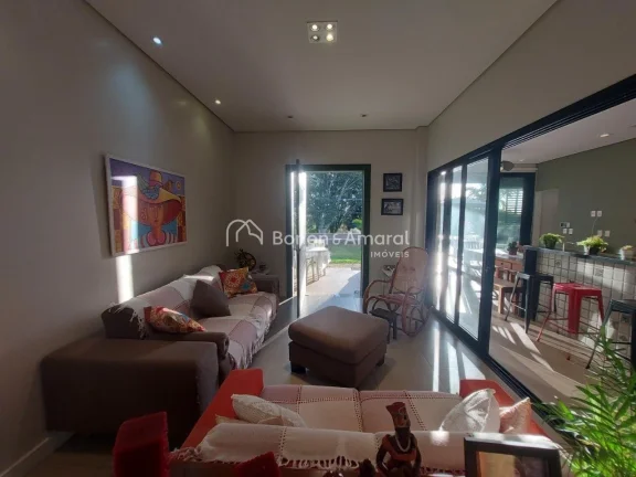 Imagem Encante-se com esta belíssima residência de 295,84m² de construção, projetada para oferecer con...