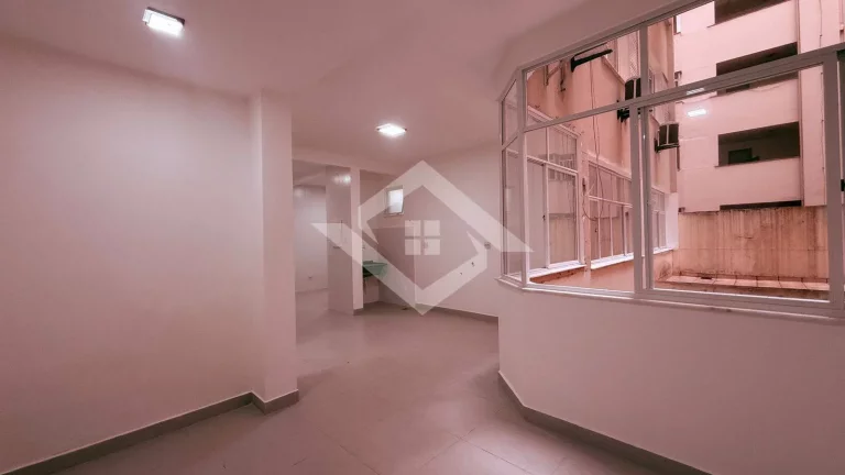 Imagem Apartamento de 4 Quartos Reformado no Posto 4 de Copacabana – Venda Direta!