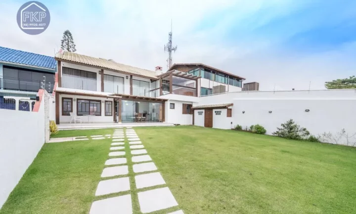 Imagem Casa com 4 dormitórios frente mar!