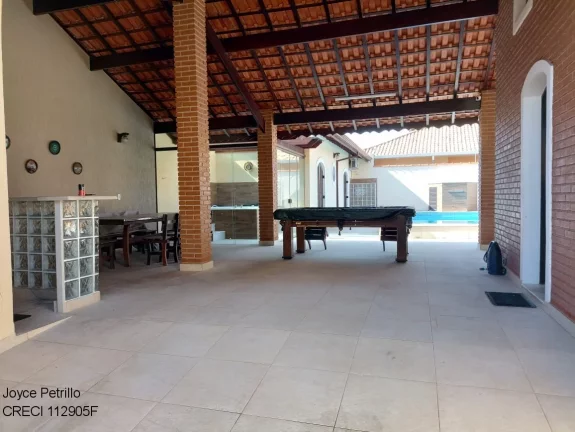 Imagem Casa á venda em Peruíbe com 4 dormitórios, piscina e ampla área de lazer a apenas 550m da praia. Aproveite!!!