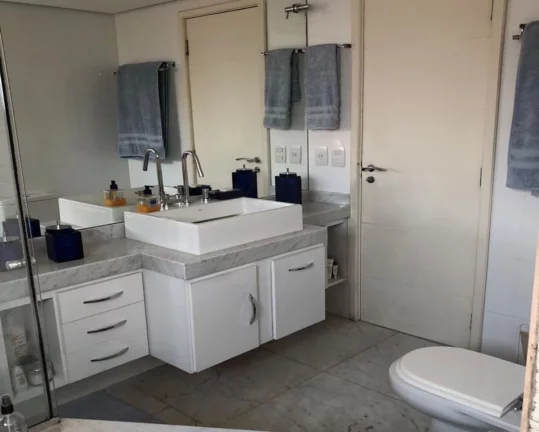 Imagem Apartamento na Rua Capote Valente com 3 suítes e 4 vagas, 192m²