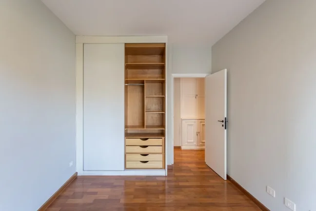Imagem Apartamento Reformado 269M², 3Q, 3 Suítes, 2 Salas, 3 Banheiros, 4 Vagas, Varanda, Closet, Academia, Piscina, Salão de Festas, Brinquedoteca.