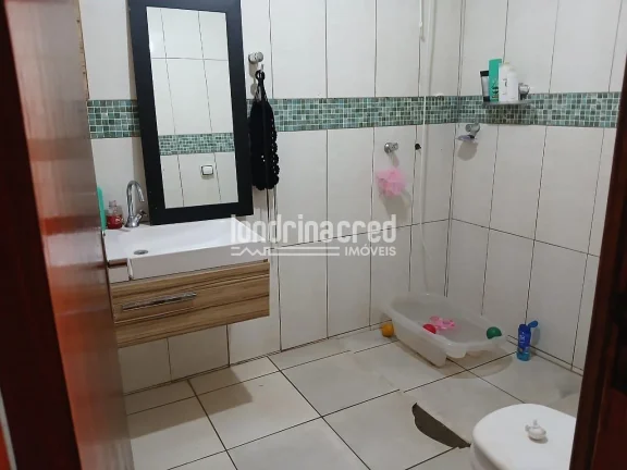 Imagem Ótima Casa na Zona Norte de Londrina: 4 Dormitórios, 2 Banheiros, 2 Vagas de Garagem e 250m² de Terreno. Conforto e Espaço para Sua Família, Agende Sua Visita!
