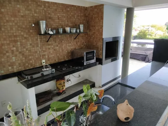 Imagem Descubra o privilégio de viver em uma verdadeira mansão duplex no exclusivo Condomínio Belvedere, em Esmeraldas! Com impressionantes 850m² de área útil, esta residência foi projetada para proporcionar