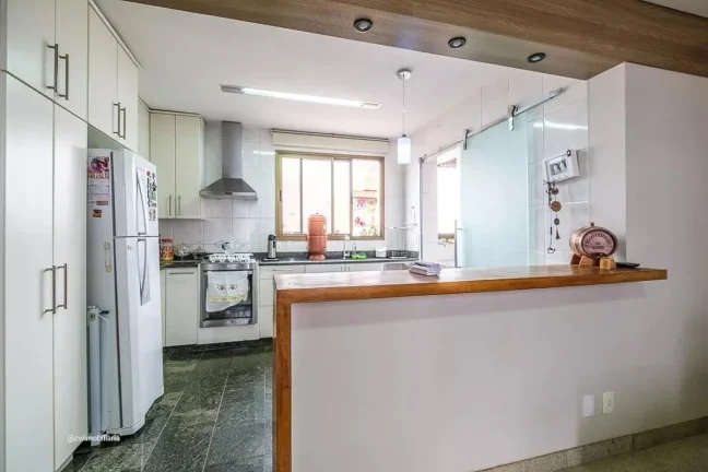 Imagem Este apartamento espaçoso oferece 135 metros quadrados de área, com 4 quartos bem distribuídos e ...