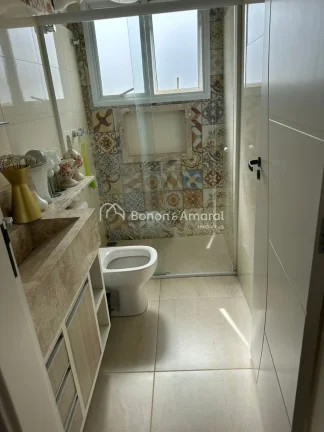 Imagem Destaques do Imóvel:

São 3 Suítes com Ar-Condicionado e Mobiliário Planejado: Suíte master com...