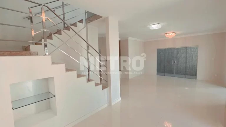 Imagem Casa Duplex, 04 Quartos, Sala de Estar, Sala de Jantar, 03 vagas de garagem, áre