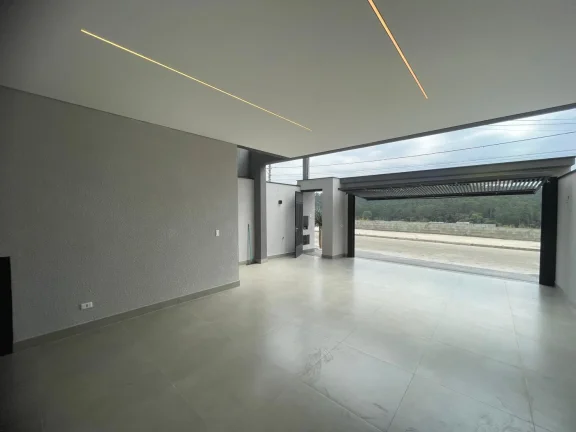 Imagem Casa em Cajamar com 3 Suítes, 4 Vagas e Piscina