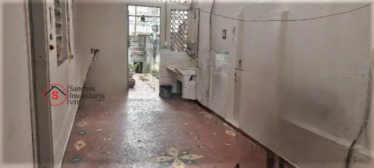 Imagem À venda, casa bem localizada com 1 dormitório, 2 vagas, ampla cozinha, sala e lavanderia, próximo a com?(C)rcios e transportes público