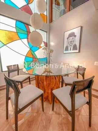 Imagem Ótima casa à venda em Valinhos/SP!

Sobrado com 4 suítes no Condomínio San Marino, sendo 1 maste...