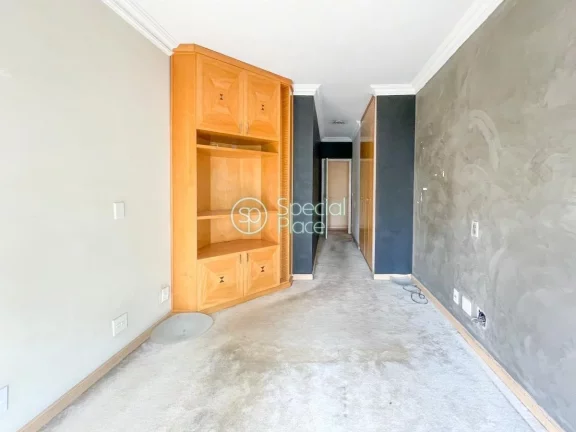 Imagem Apartamento enorme. São 215m2 de área útil, 3 dormitórios ( 3 suítes ) e 4 vagas na garagem. Li...