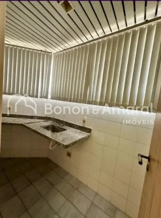 Imagem Com 50,00 m2 de área, esta sala conta com 2 banheiros, copa, ar condicionado proporcionando todo o ...