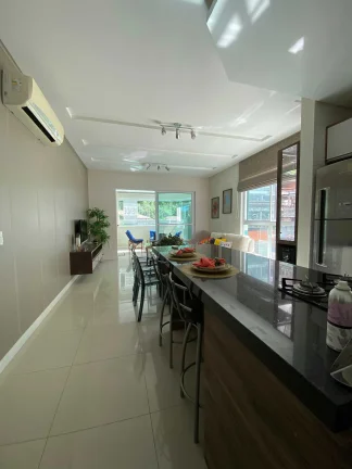 Imagem Apartamento mobiliado na Praia Brava com 1 suíte, 2 demi-suítes e 2 vagas de garagem em Itajaí/SC