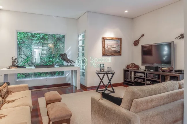 Imagem Essa casa possui cinco dormitórios, sendo quatro suítes, hall, lavabo, sala de jantar, sala de TV ...