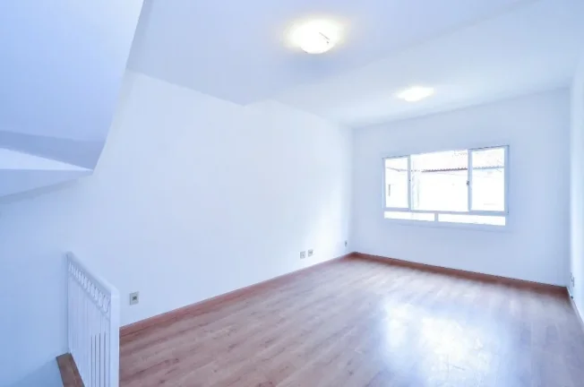 Imagem Casa de condomínio com 128 metros quadrados com living para 2 ambientes / Jardim Ester Yolanda