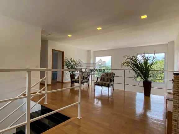 Imagem Casa à venda em Campos do Jordão – Com 4 dormitórios e vista exuberante