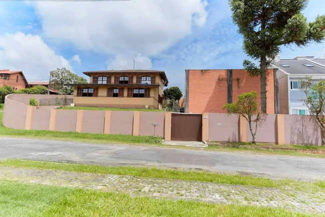 Imagem Residência com 4 Dormitórios sendo 1 Suíte, 4 Vagas de Garagem e Galpão Comercial.