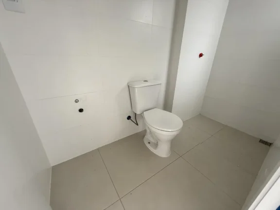 Imagem 02 Suítes, térreo com excelente padrão de acabamento e perto da Praia, esse apartamento em Gravatá, Navegantes. Adriano Carpes Imóveis Vende