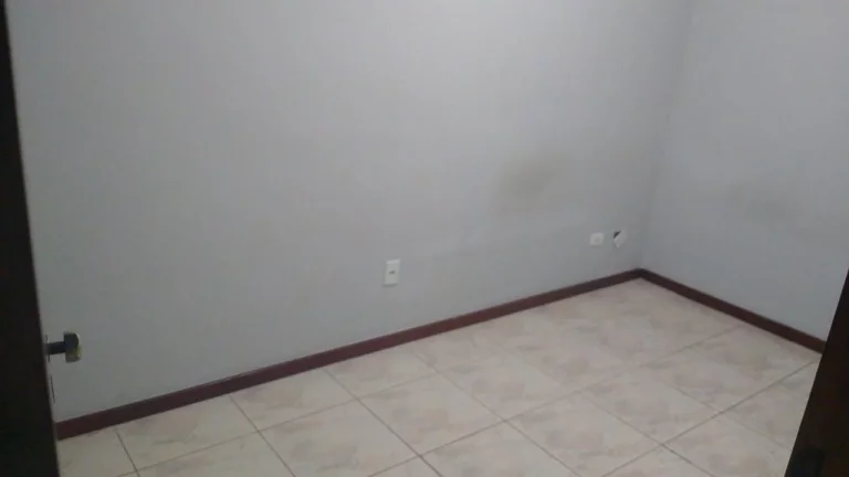 Imagem Apartamento amplo com sala dois ambientes, cozinha com armários, banheiro com box e gabinete, 3 qua...