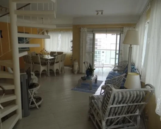 Imagem Apartamento á venda no Guarujá na Praia das Pitangueiras.