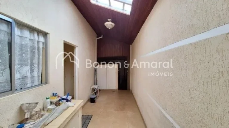 Imagem Casa térrea à venda no Parque Taquaral. O imóvel conta com 3 quartos, 2 banheiros, sala, copa, co...